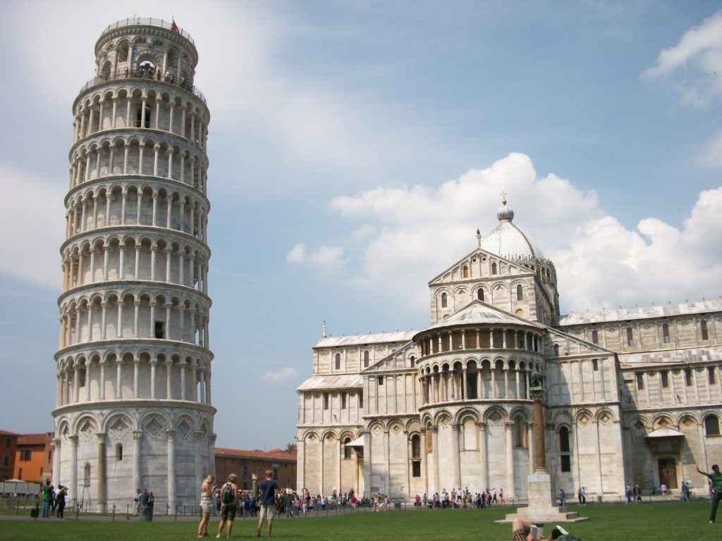 La Torre Pendente e il Battistero, a Pisa in Toscana